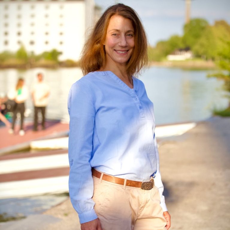 Aussenaufnahme Antje Rieger Antje Rieger steht an einem Ufer in Münster