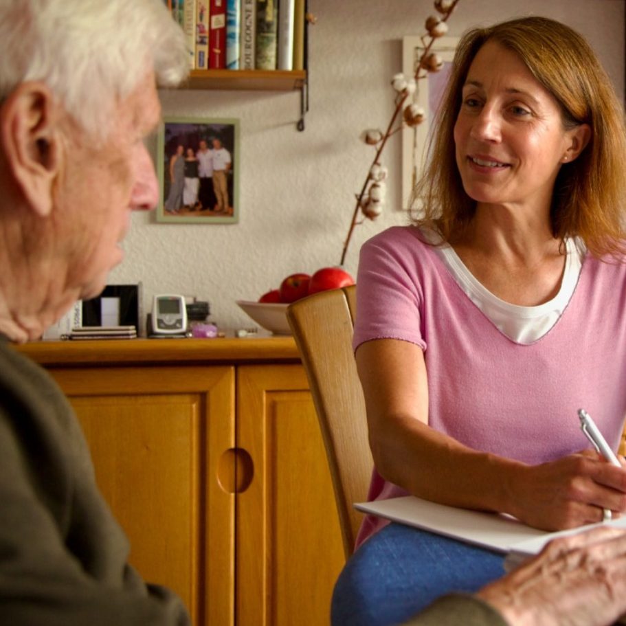 Gespräch Antje Rieger mit einem Kunden im Gespräch zuhause